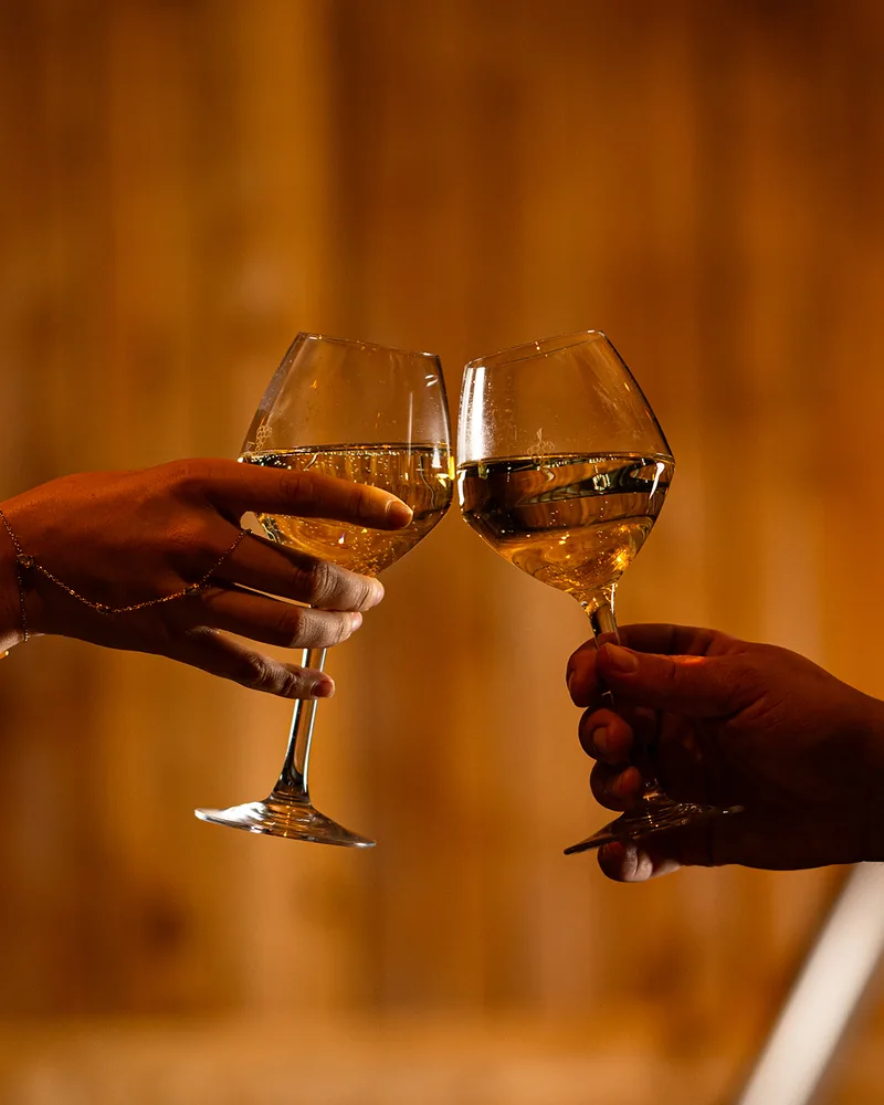 Deux verres de champagne qui trinquent