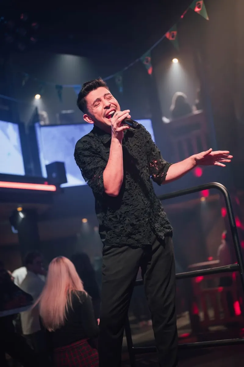 Soirée à l’Indian’s : un chanteur en live au Bar Club
