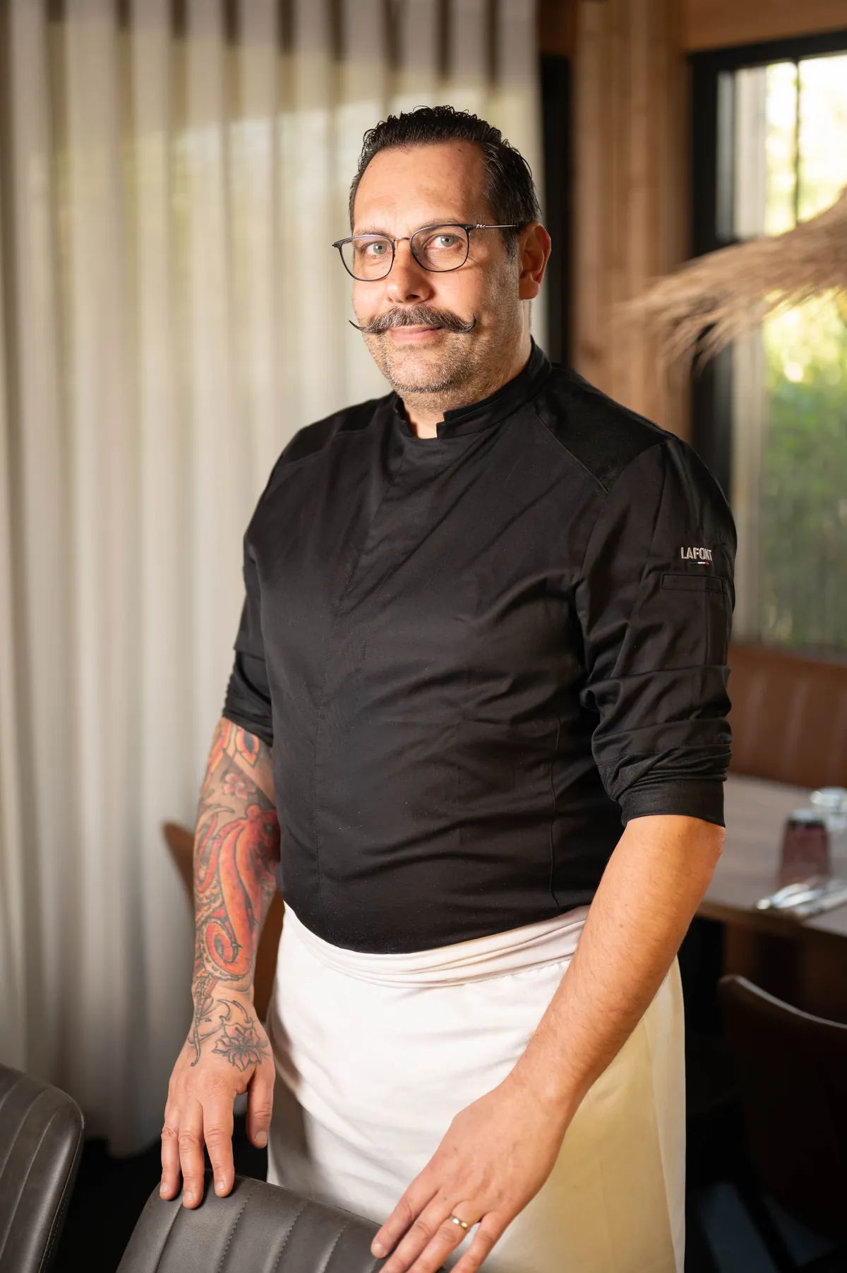 Le chef de l’Indian’s dans la salle du restaurant