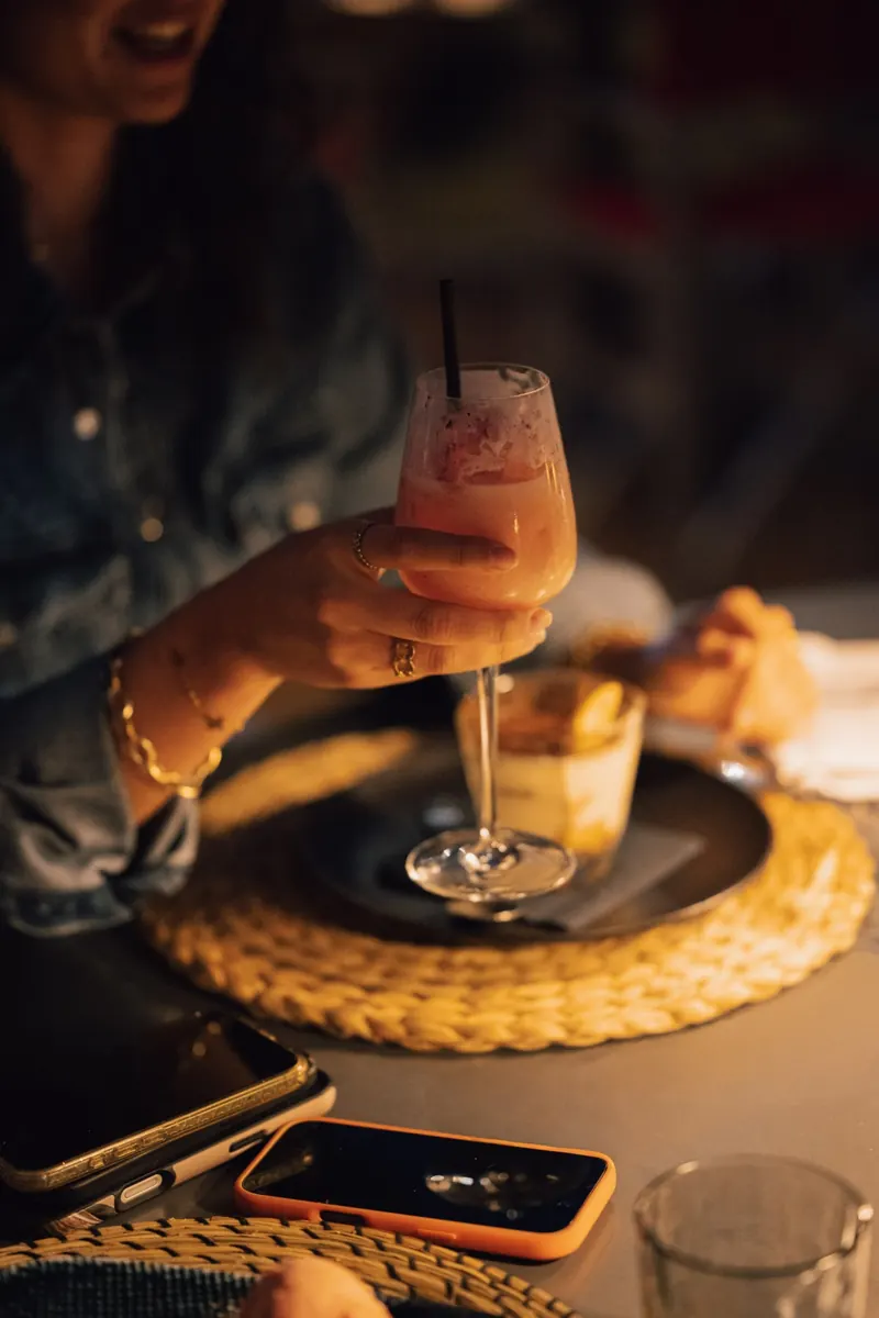 Soirée à l’Indian’s : un cocktail servi à table