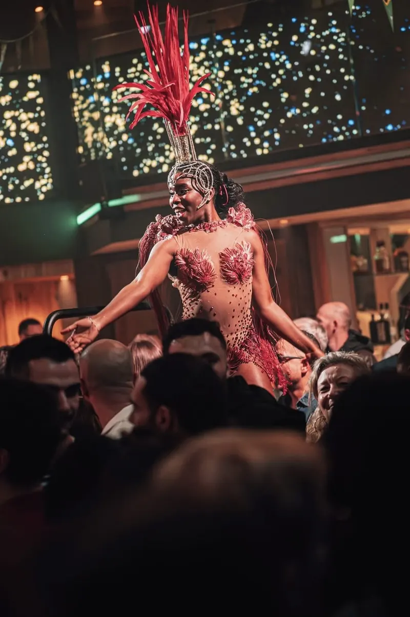 Soirée à l’Indian’s : une danseuse en costume de plumes, soirée brésilienne