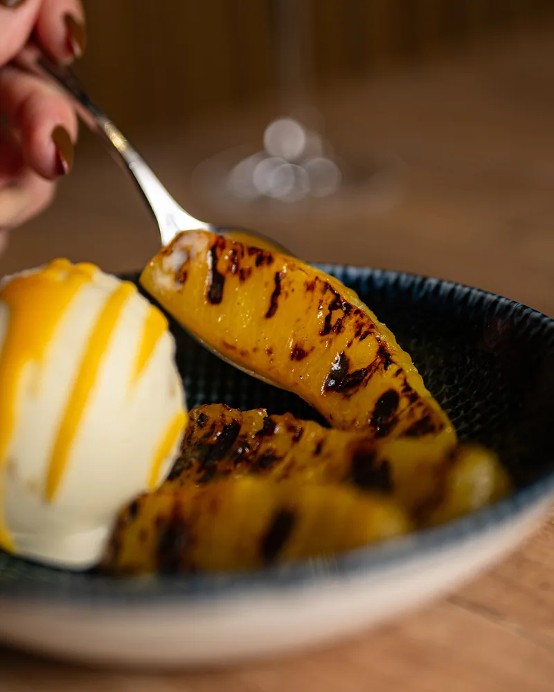 L’ananas rôti au feu de bois et son sorbet ananas, nappé de coulis exotique