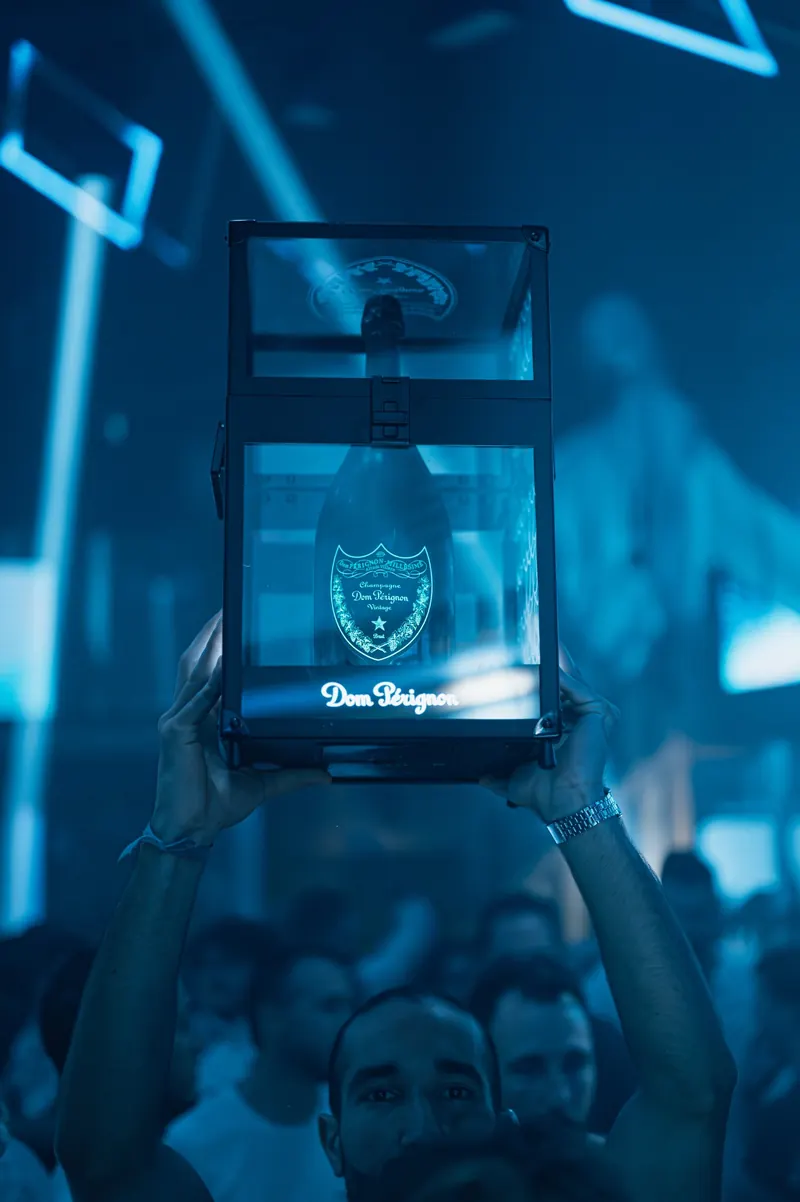 Soirée à l’Indian’s : une bouteille de Dom Pérignon portée en vitrine lumineuse
