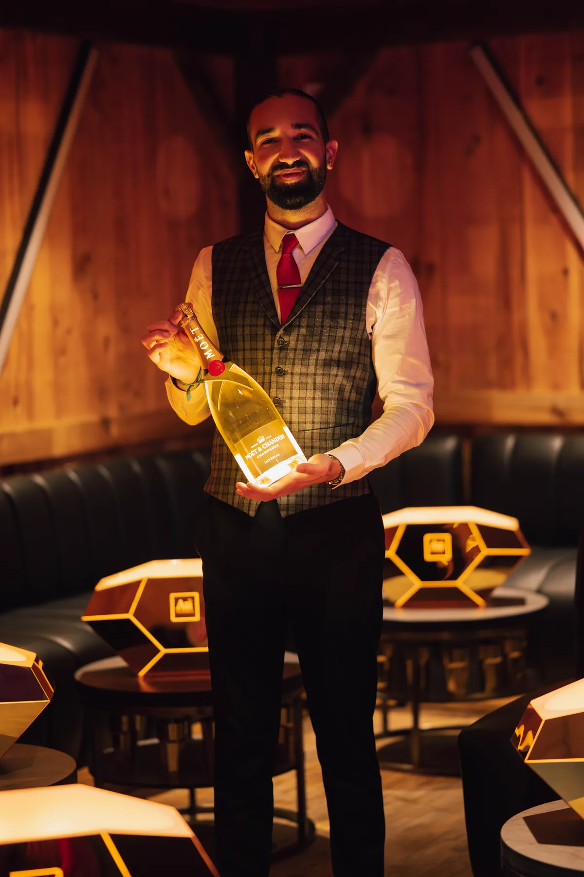 Un serveur de l’Indian’s présente un magnum de Moët & Chandon lumineux