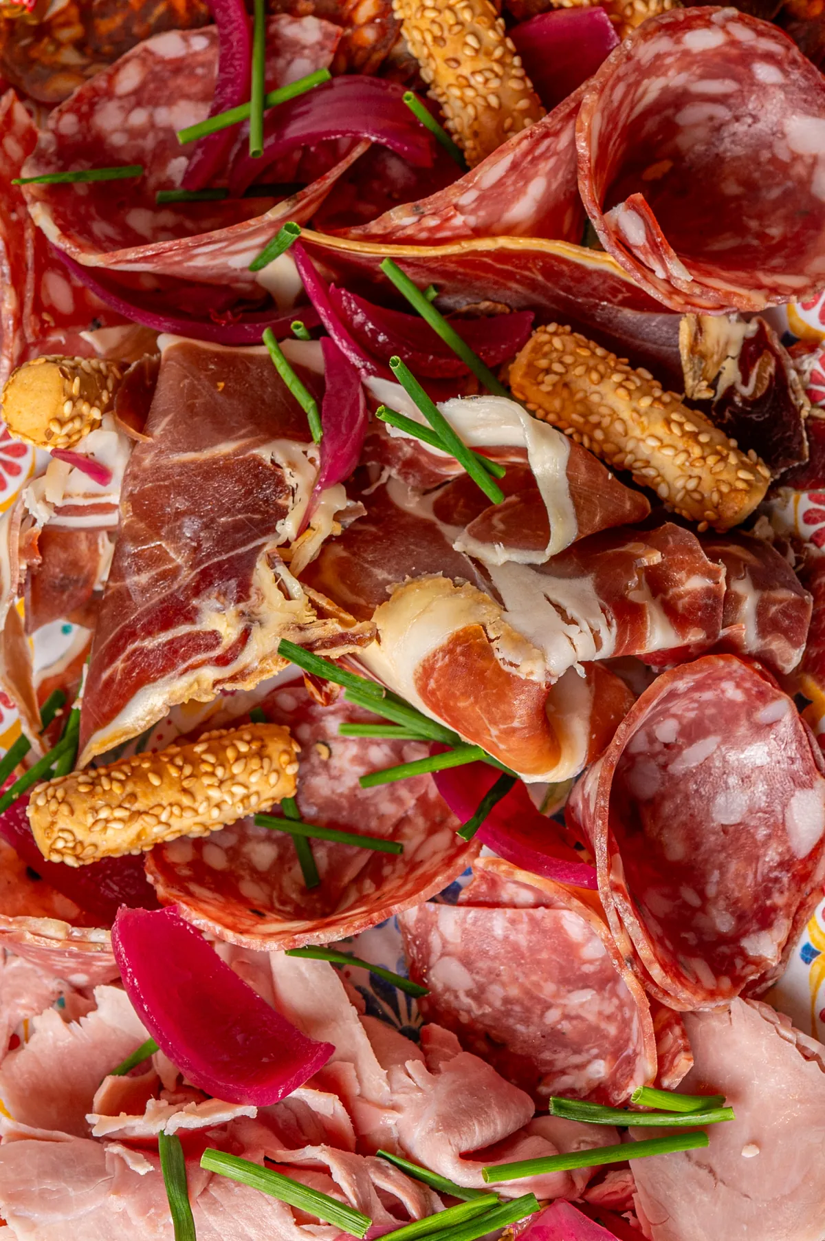 L’assiette de charcuterie d’ici et d’ailleurs, gressins et oignons rouges