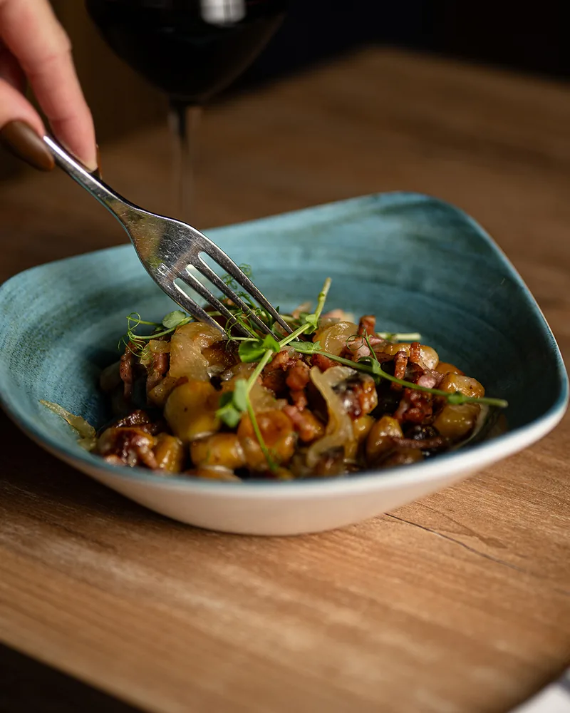 Les gnocchi des montagnes : crème de gorgonzola, lardons fumés et oignons