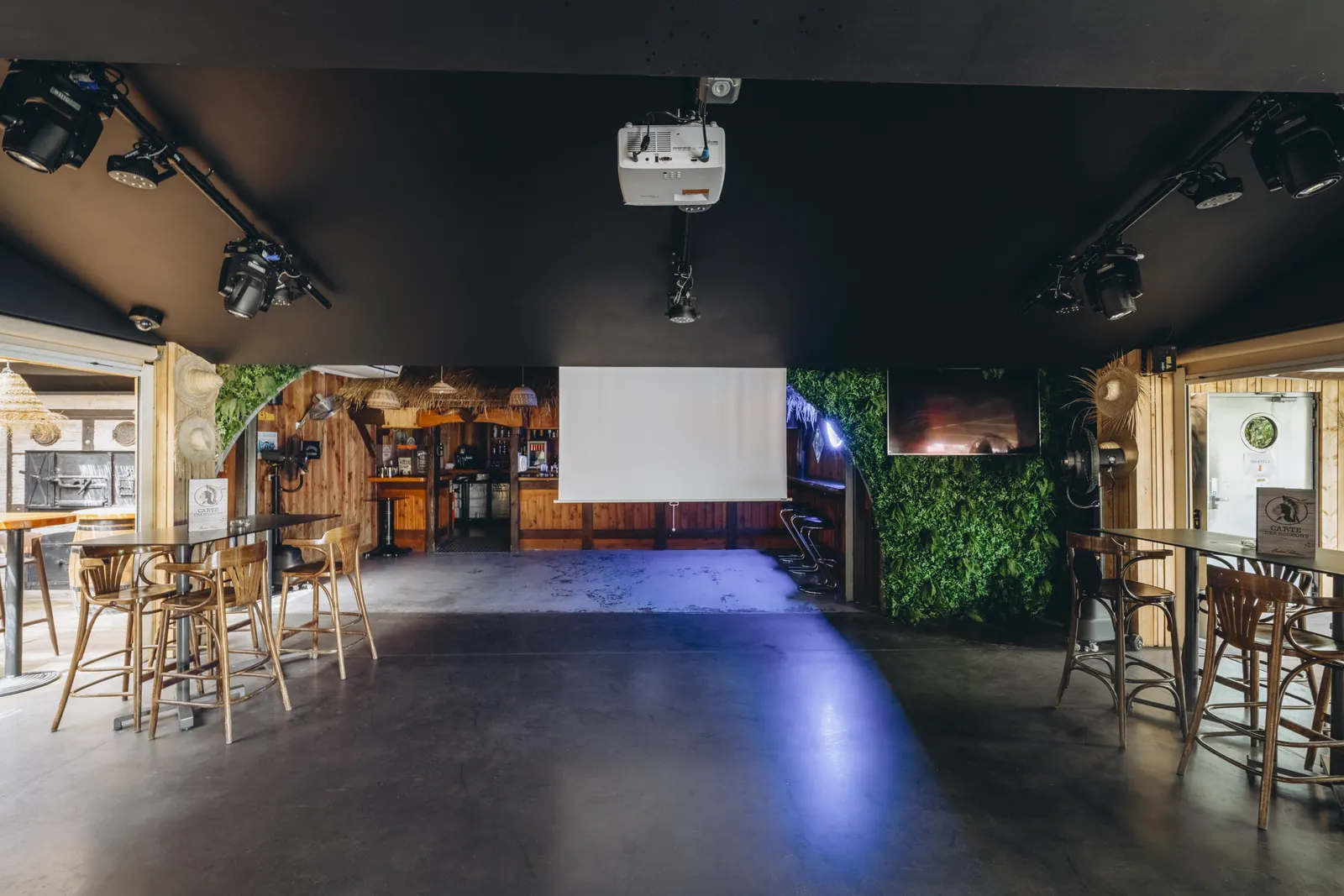 Le Bar Club : un chanteur en live