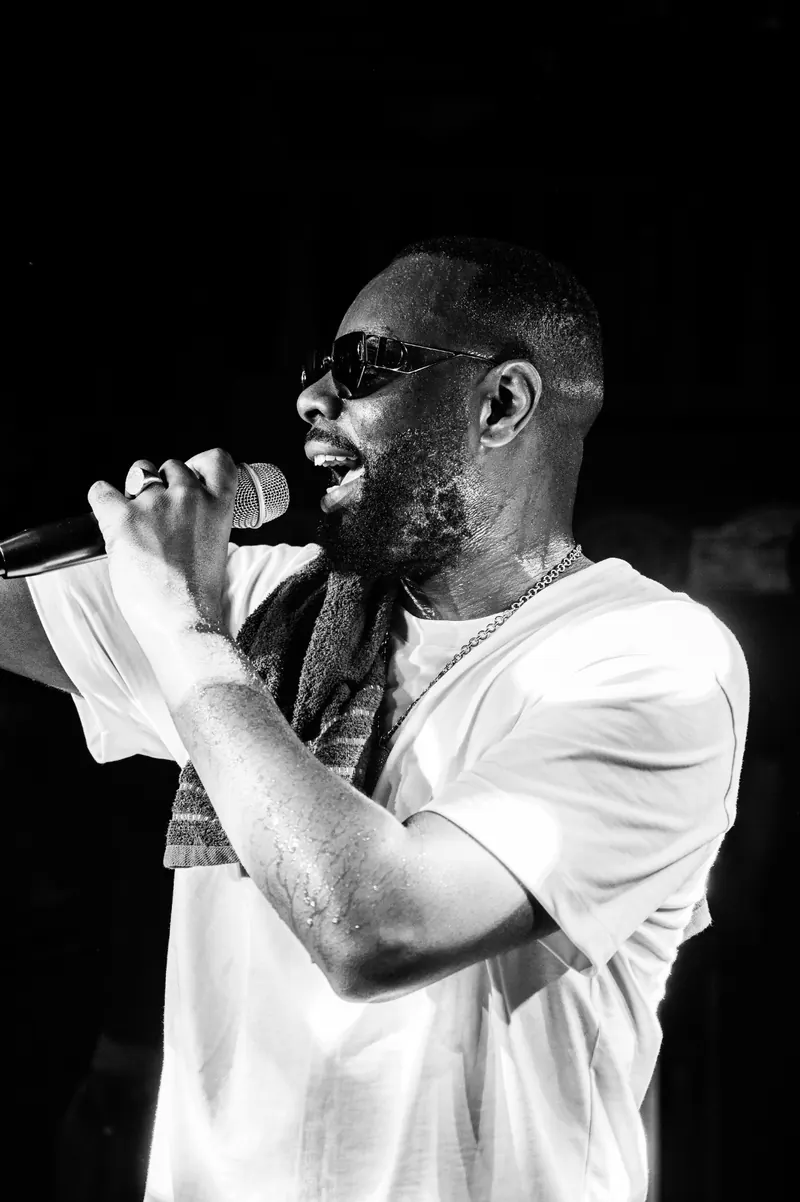 Soirée à l’Indian’s : un rappeur en showcase, en noir et blanc