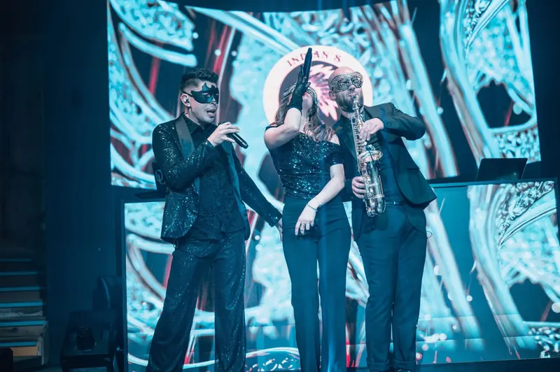 Soirée à l’Indian’s : bal masqué, deux chanteurs et un saxophoniste